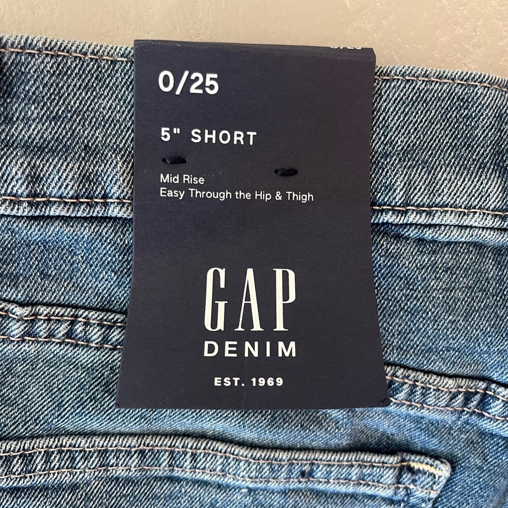NWT GAP 5” Mid Rise Denim Shorts Rolled Hem Medium Wash 0/25 - Picture 4 of 7